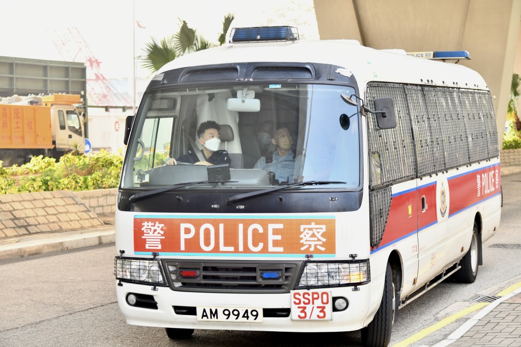 被告陳樹華由警車柙入法院。盧江球攝