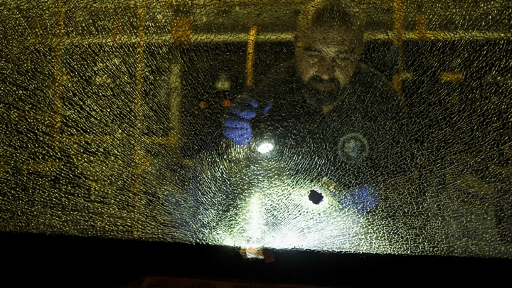 遭槍擊的巴士擋風玻璃上留有彈孔。AP圖片