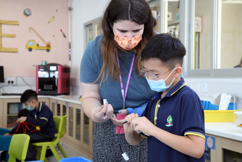 學校鼓勵學生動手做和勇於創新。