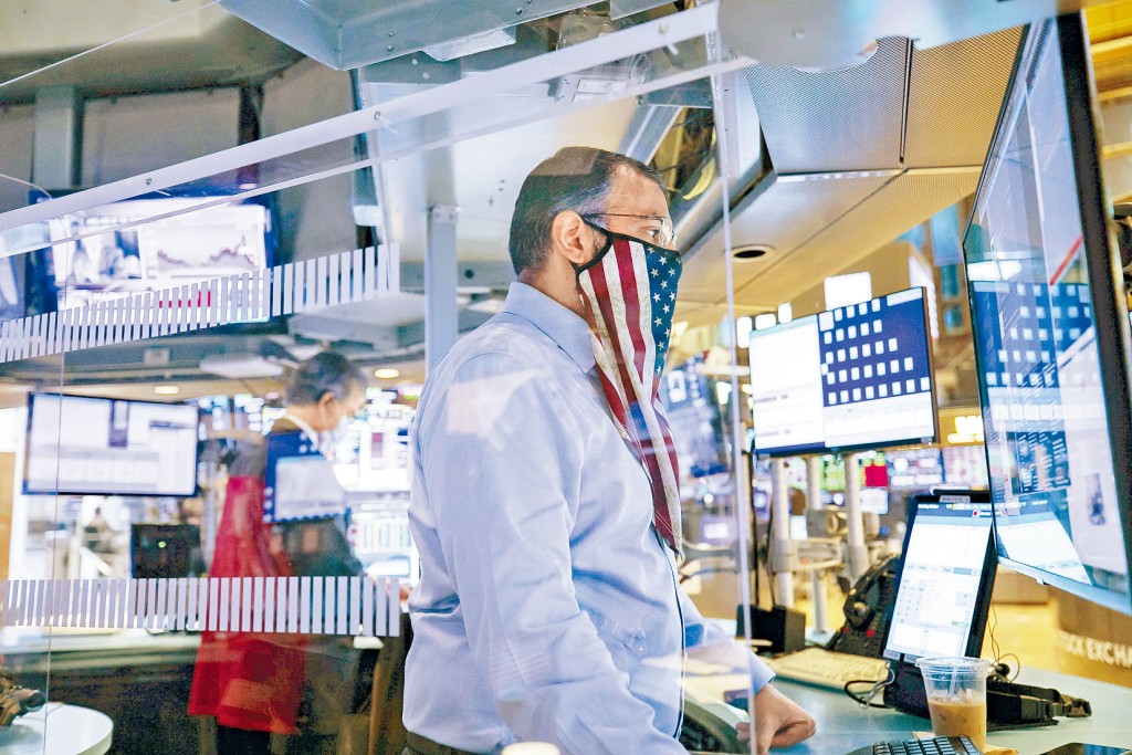 ■美国大选投票结束后，纽约证交所周三的交易厅情况。