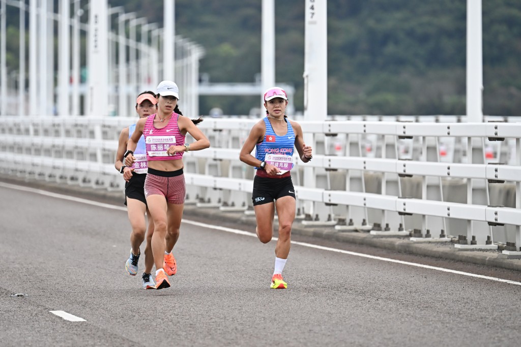 女子組參賽選手跑經港深西部公路高架橋。