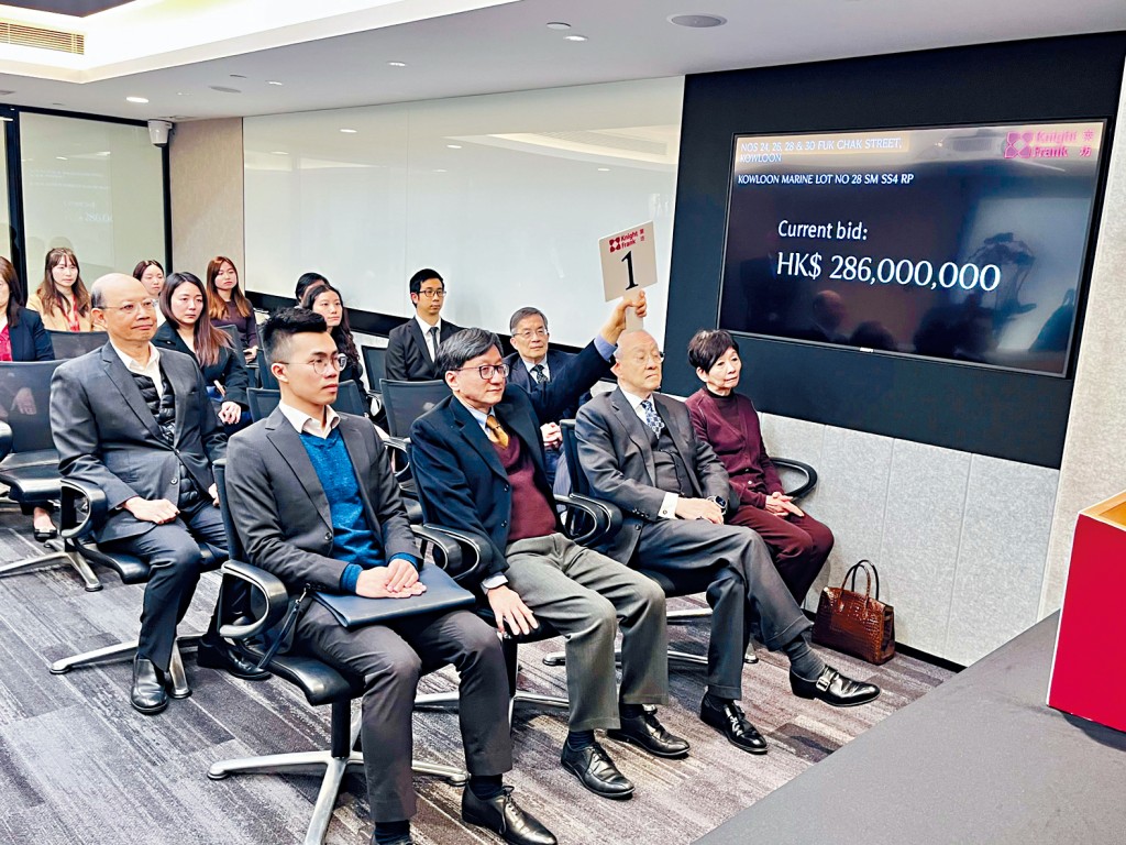手持「1號牌」的九建歐陽志雄昨以底價2.86億投得大角咀舊樓業權。