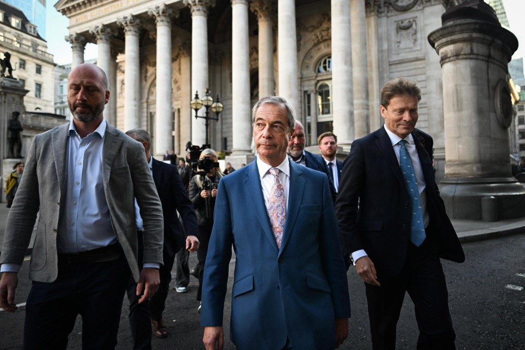 英國極右改革黨(Reform UK)黨魁法拉奇(中)。英國極右改革黨(Reform UK)黨魁法拉奇(中)。Nigel Farage FB圖片 英國極右改革黨(Reform UK)黨魁法拉奇(中)。英國極右改革黨(Reform UK)黨魁法拉奇(中)。Nigel Farage FB圖片
