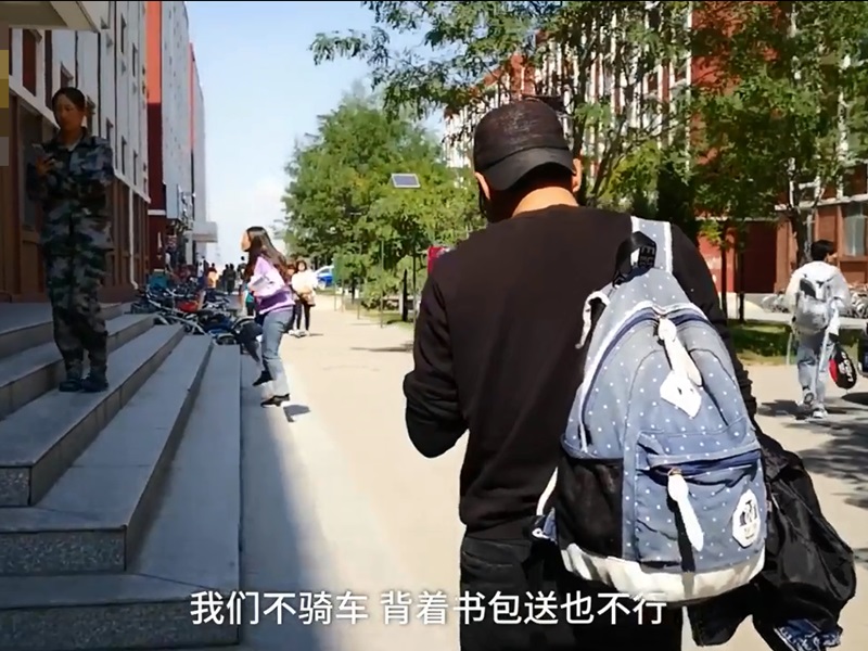 外賣人員惟揹起書包扮學生送餐。影片截圖