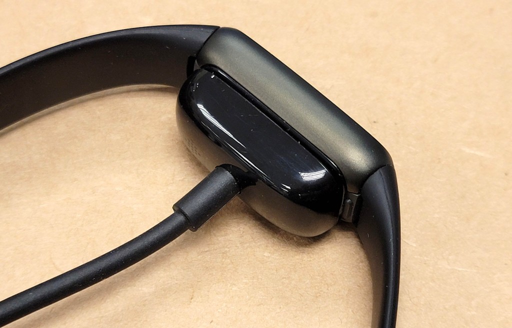 继续采用磁砐式充电。