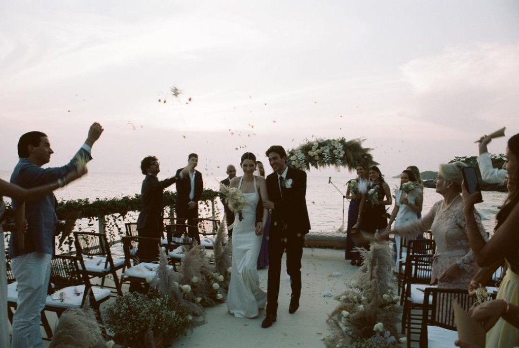 婚禮在海邊舉行，簡單而隆重。