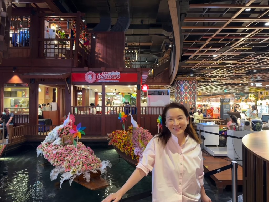 龔慈恩飛往泰國旅行，與朋友到ICON SIAM商場吃吃喝喝。