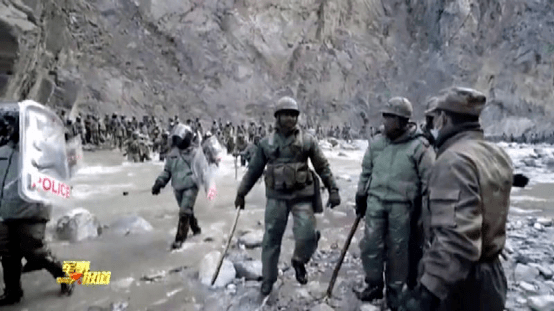 中方公布視頻，印軍衝向中方士兵。