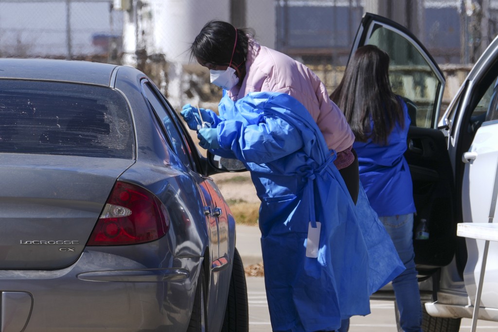 德州衞生人員對汽車乘客進行麻疹檢測。美聯社