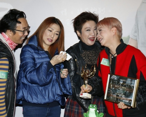 关宝慧同刘雅丽来送惊喜，刘玉翠超感动。