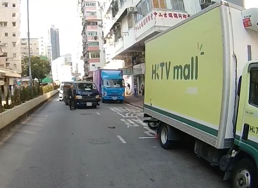 貨Van司機下車查看。fb車cam L（香港群組）影片截圖
