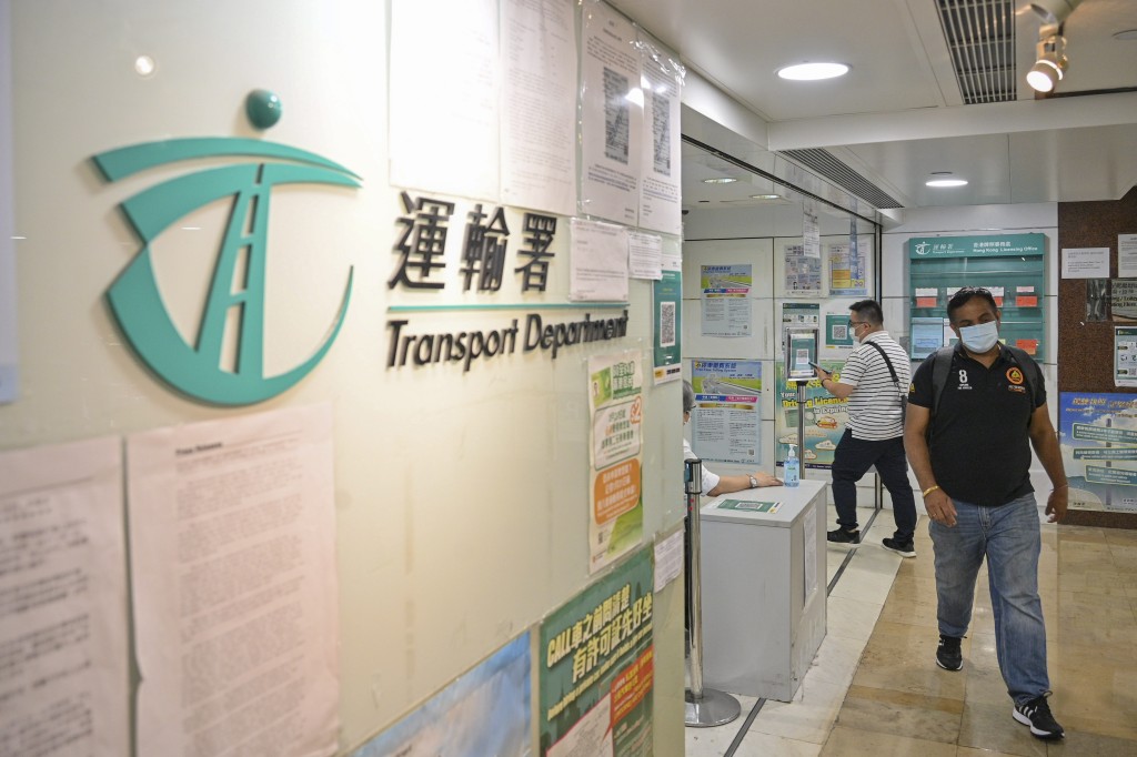 運輸署強調政府的政策立場清晰,包括改善的士服務、規管網約車平台及依法打擊非法「白牌車」經營。資料圖片 運輸署強調政府的政策立場清晰,包括改善的士服務、規管網約車平台及依法打擊非法「白牌車」經營。資料圖片