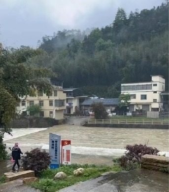 发生山体滑坡前的江湾镇。