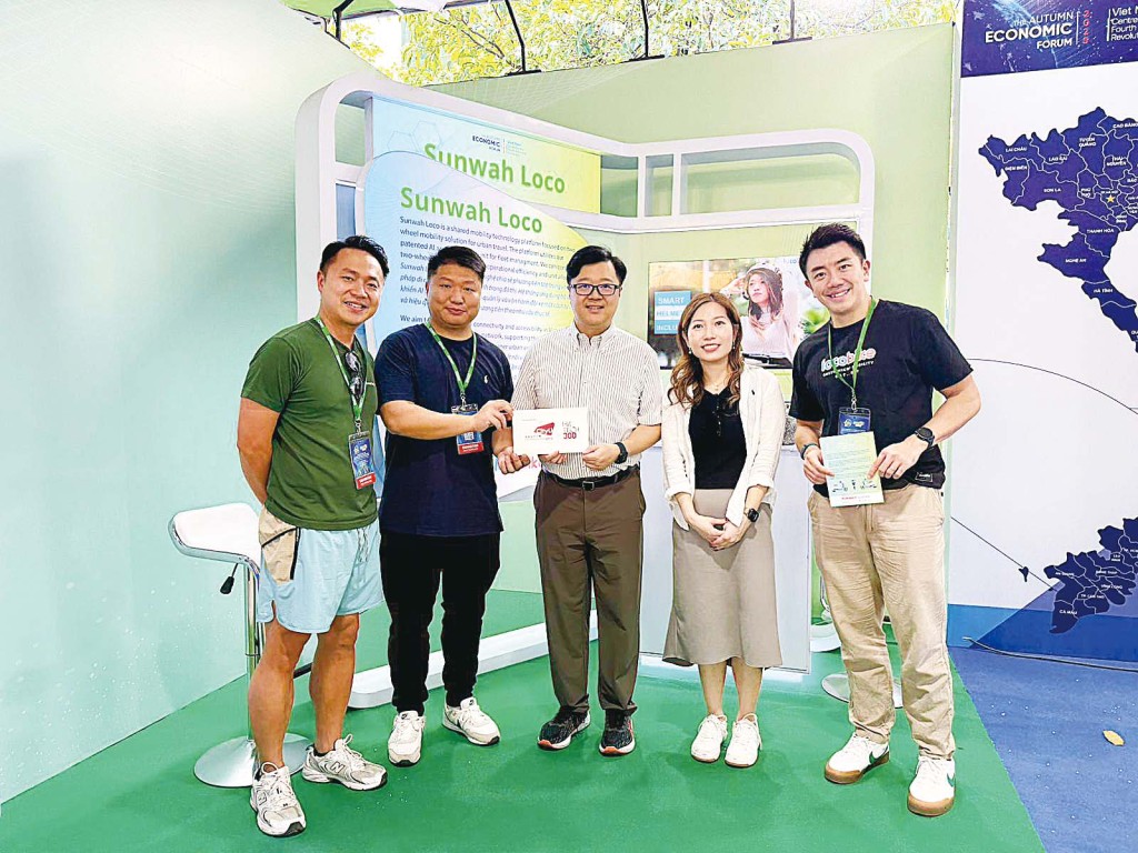 「LocoBike」早前經HK Tech 300活動與越南新華集團深入交流，並成為合作夥伴，進軍越南的共享電單車市場。圖左二為LocoBike創辦人程俊豪先生、左三為城大協理副校長（企業）何頌賢教授。