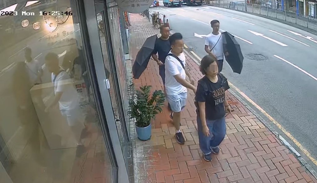 贼人多次将手伸入女事主背囊。fb荃湾人Rita Lai影片截图