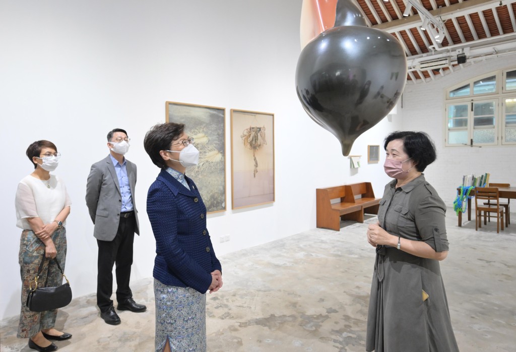 林鄭月娥在康文署署長劉明光陪同下參觀展覽「未竟之園」。