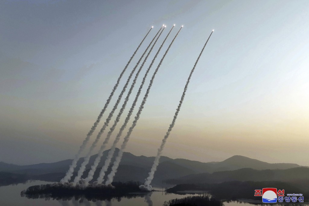 北韓朝中社發布的照片顯示，至少有6枚導彈同時發射。AP/朝中社