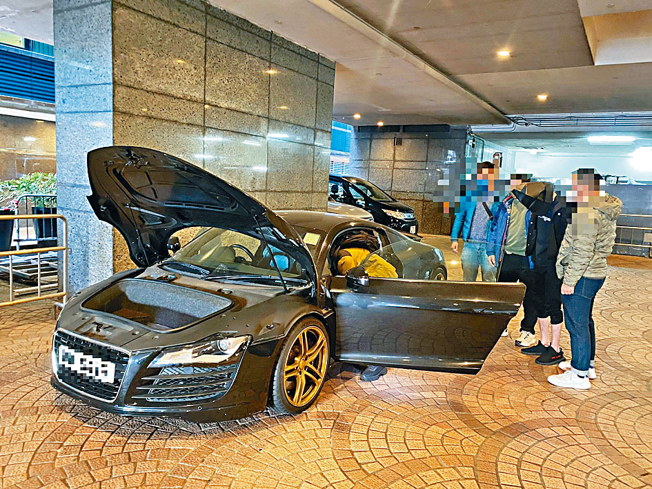 警方拘捕涉嫌收受「外圍波」的男子，檢獲約值百萬元的私家車。