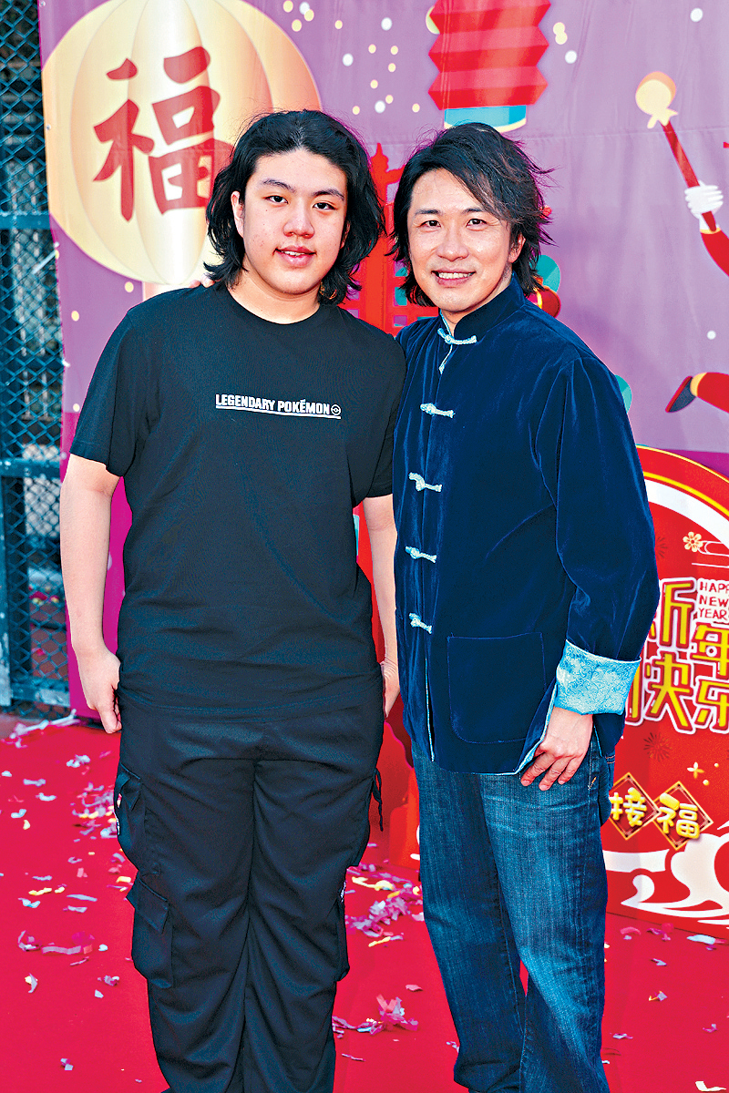 張崇德(右)昨日年初二開工,兒子陪同做助手及幫手影相。