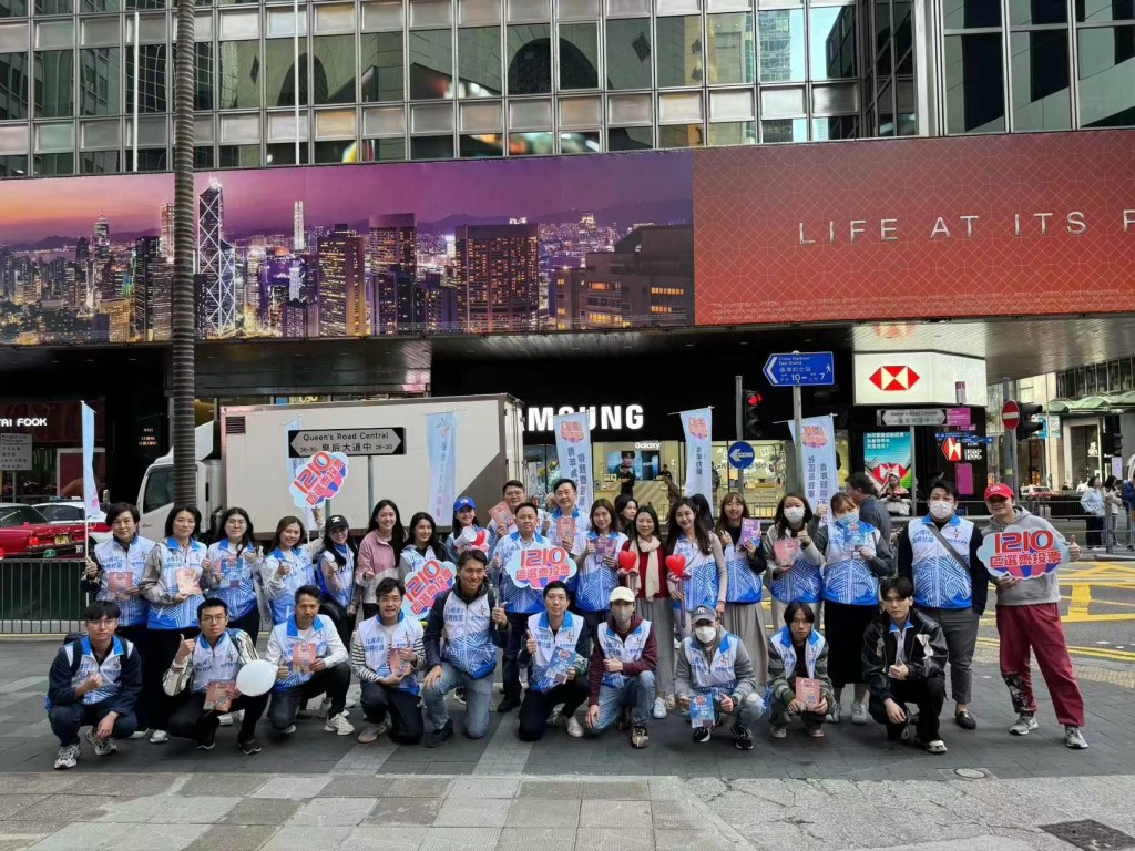 香港岛青年联会 众成员及义工分别到港岛区多个街站地点，呼吁市民踊跃投票。图片港岛青联提供