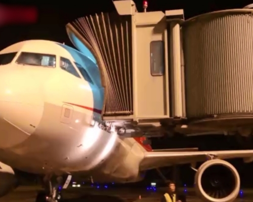 安徽一名女子在四川西昌青山機場下機時，向停機坪拋下硬幣，被機場人員發現並報案。 網圖