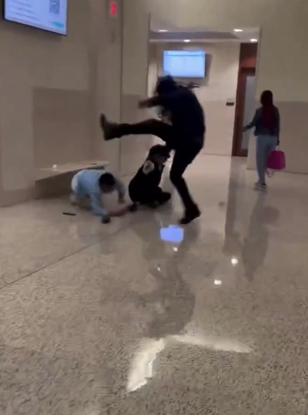 夏希姆（黑衣）在法庭見到殺害自己兒子的疑兇（藍衣）時，情緒失控，當場暴打對方。（X@Mrgunsngear）