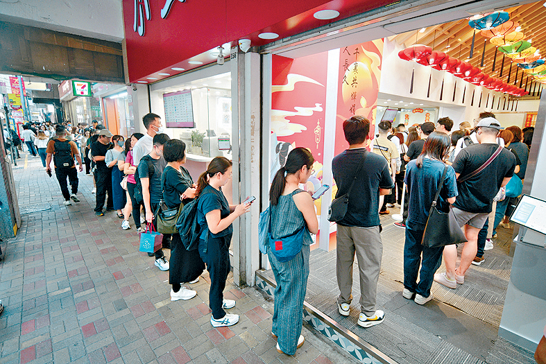 日圓走弱，找換店外出現排隊兌換日圓人龍。