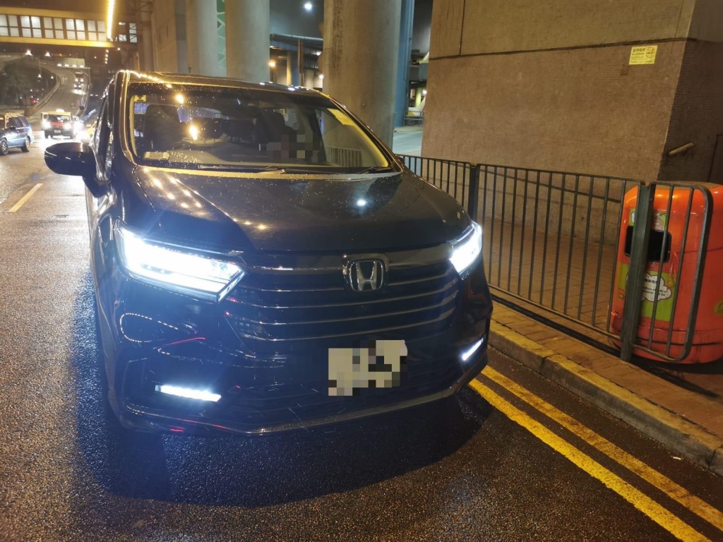 警方東九龍打擊酒駕及停牌期間駕駛，拘捕9人。警方圖片