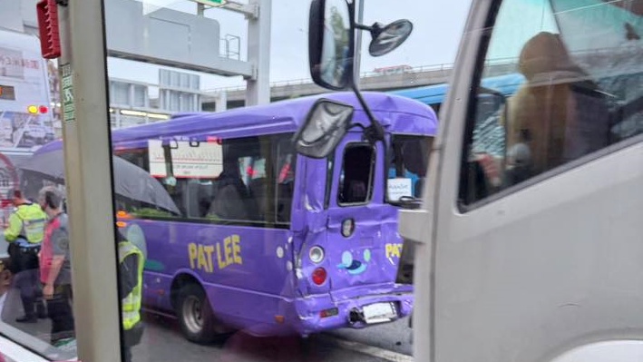小巴車尾被撞至凹陷。fb馬路的事 (即時交通資訊台) 