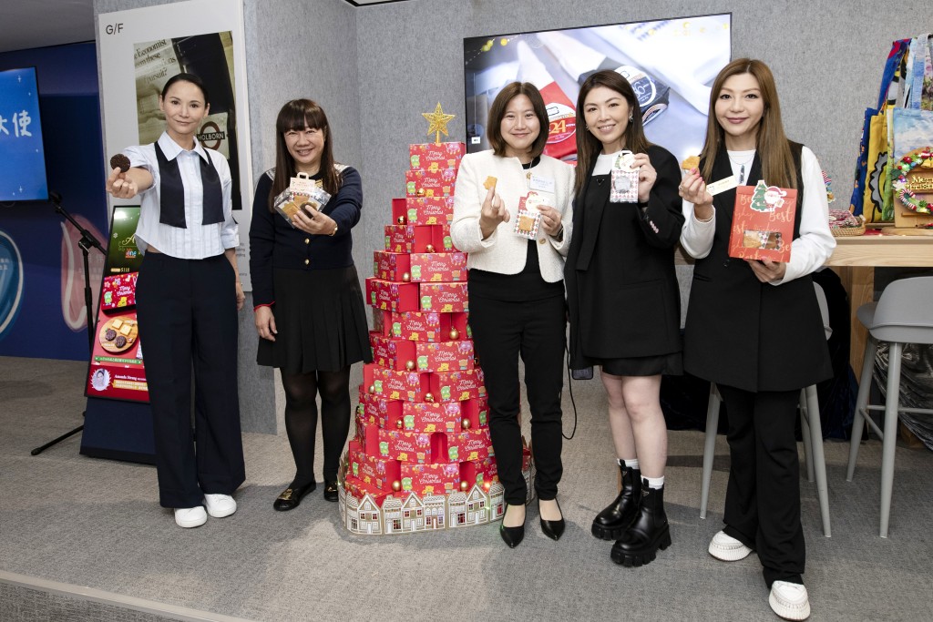 勞工及福利局康復專員姜梁詠怡JP（右三）、保良局主席何芷韻JP（右二）、副主席譚毓楨博士（左二）、總理蔡加敏（右一）聯同烘焙大使Amanda S身體力行支持聖誕慈善曲奇義賣。