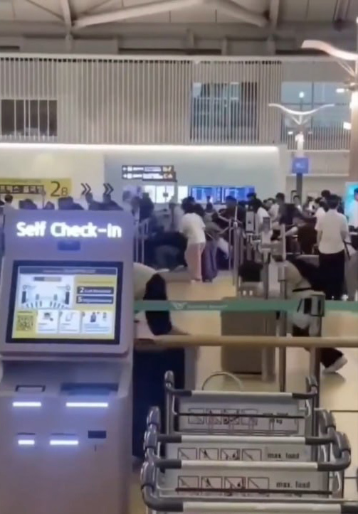 中国游客集体在南韩机场打尖,情况引起韩国社会关注。 中国游客集体在南韩机场打尖,情况引起韩国社会关注。