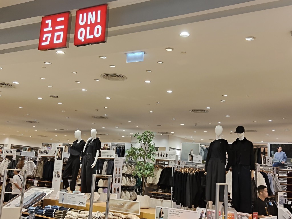泰國王太后離世後,曼谷的Uniqlo神速把門店陳設更換為素色,以示哀悼。X@kikiat0731 泰國王太后離世後,曼谷的Uniqlo神速把門店陳設更換為素色,以示哀悼。X@kikiat0731