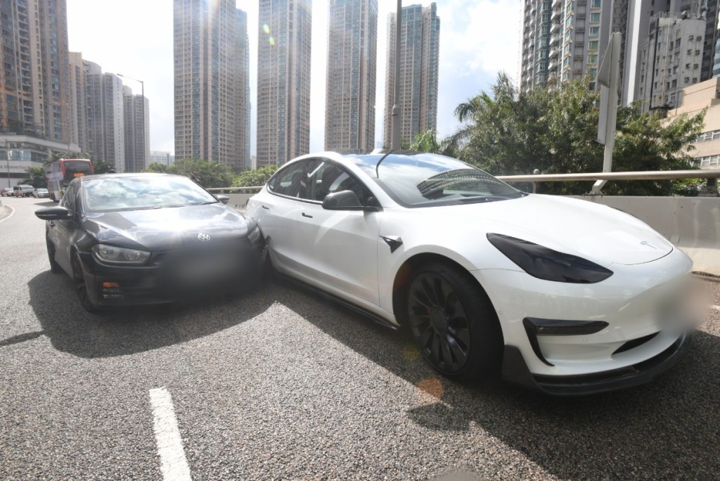 福士撞Tesla電動車後，司機棄車而逃。