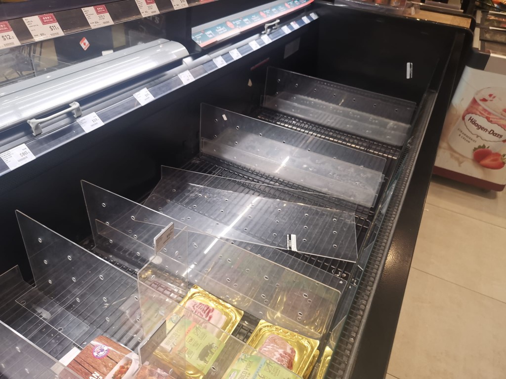 東涌一間超市的食品貨架近乎清空。FB「東涌居民關注組」圖片