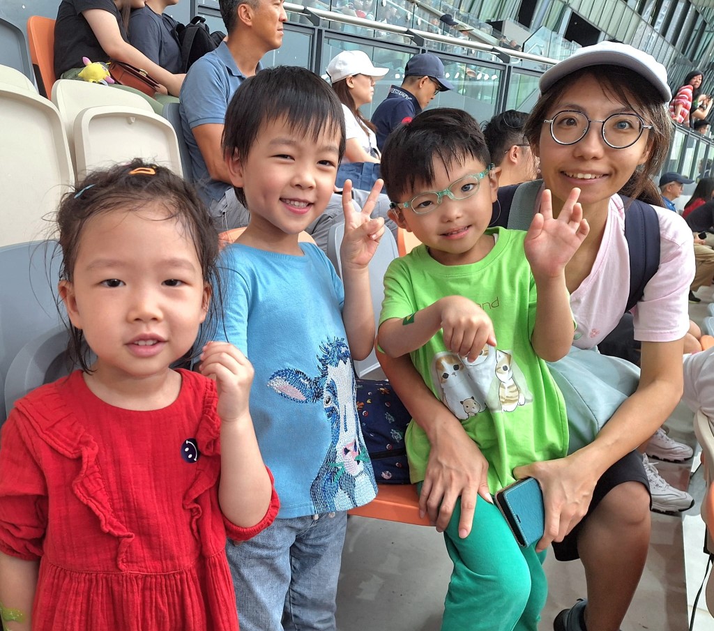 冯小姐带同小朋友到场观战。（陆永鸿摄）