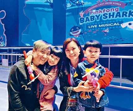 鄭中基一家四口去睇音樂劇歡度佳節。