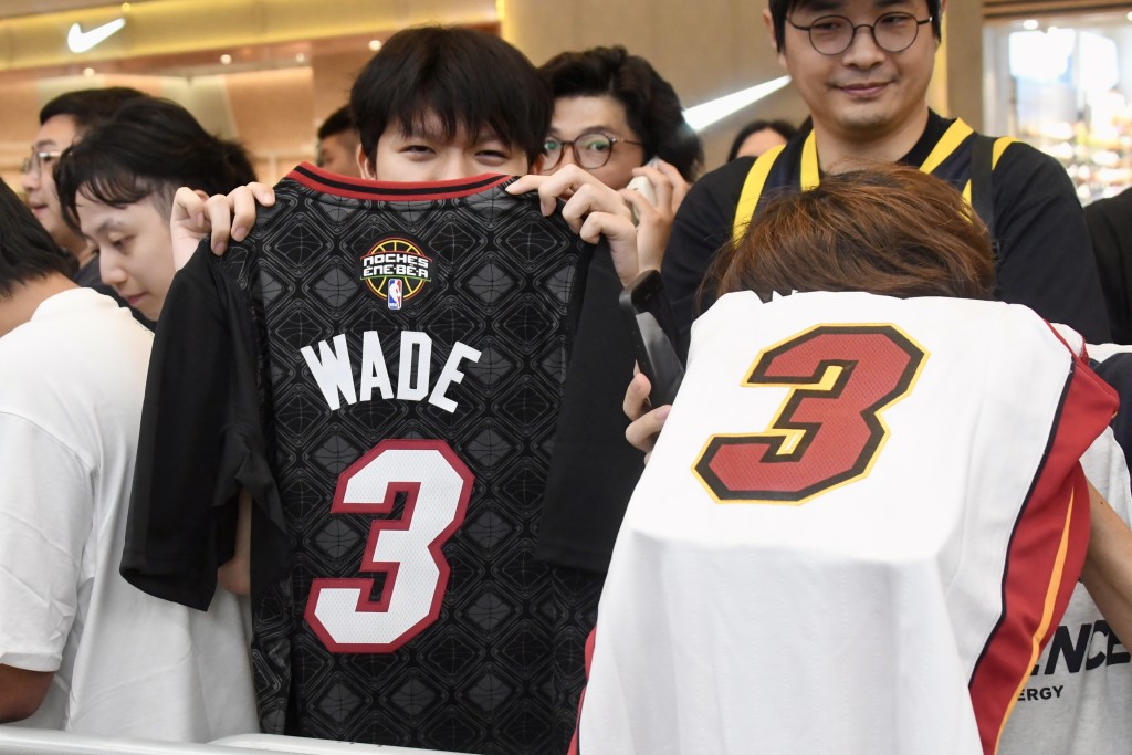 活動上維迪逐一為球迷簽名及合照。楊駿堯攝