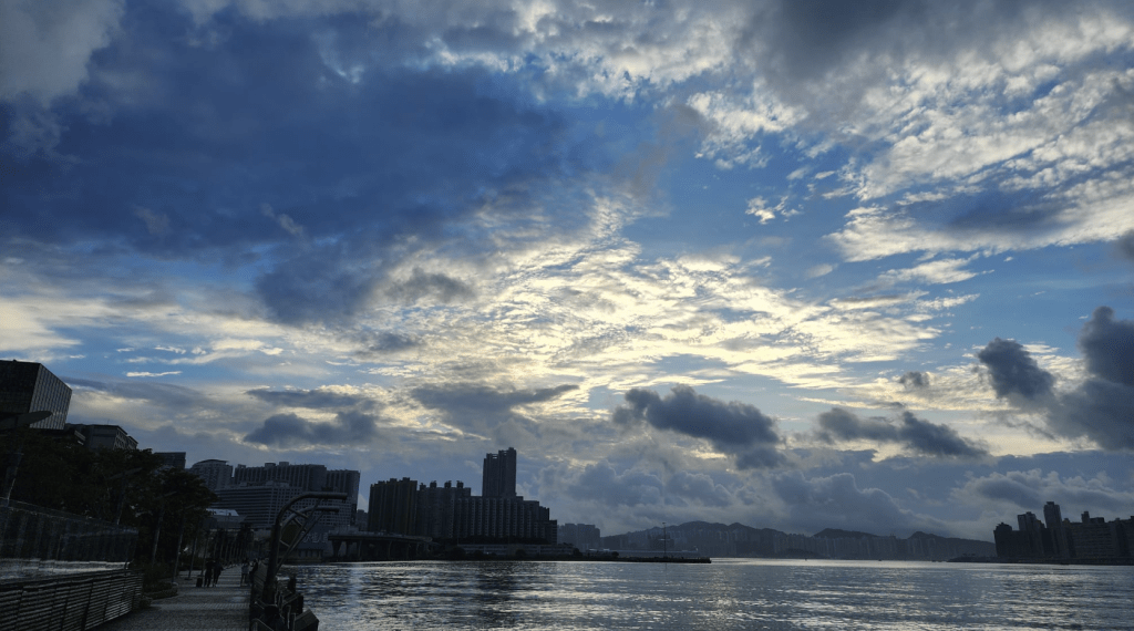 本港地區今日短暫時間有陽光，有幾陣驟雨。黎志偉攝