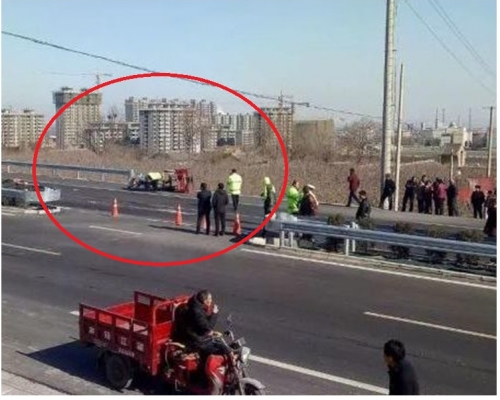 三轮车被撞至翻侧在路边。