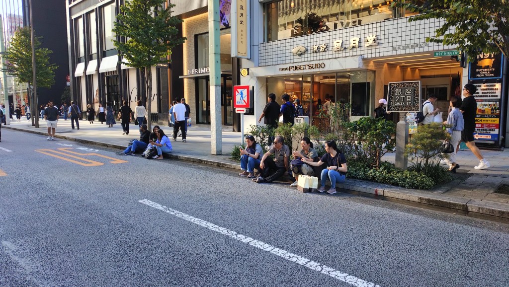 席地族|日本網民不滿遊客在銀座路邊隨地坐下。@migaki13 / X 席地族|日本網民不滿遊客在銀座路邊隨地坐下。@migaki13 / X