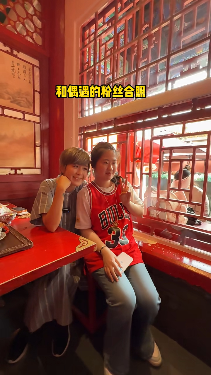 唐寧又曾到北京拍旅遊和美食片,結果惹來不少揣測。 唐寧又曾到北京拍旅遊和美食片,結果惹來不少揣測。