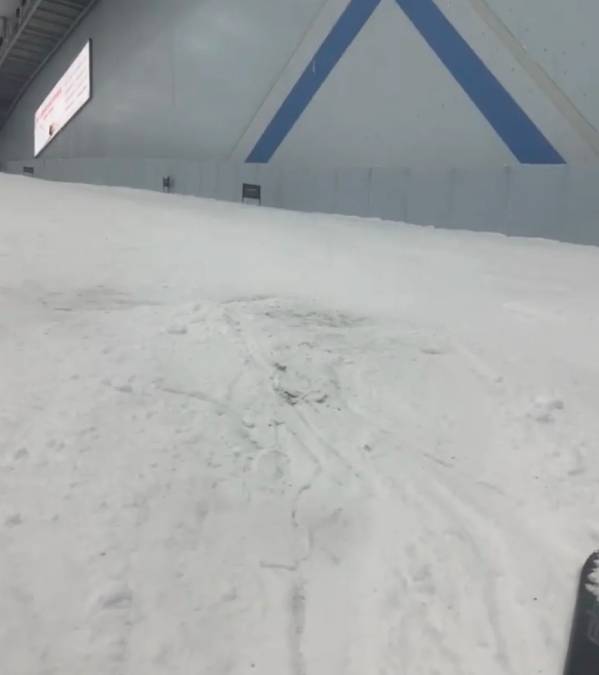 賴先生質疑雪道雪層不足導致意外。小紅書＠愛吃蝦