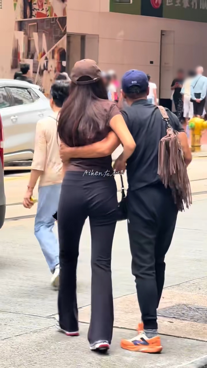 任達華當街攬實女兒任晴佳,感情好到令人羨慕。 任達華當街攬實女兒任晴佳,感情好到令人羨慕。