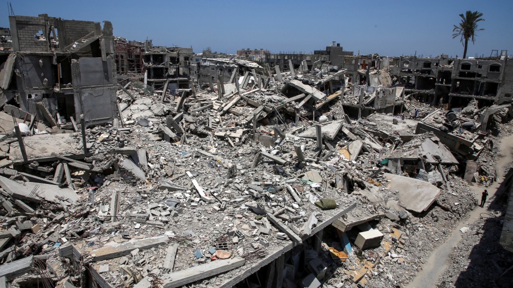 加沙地带连续11个月遭以军轰炸，到处都是受损的民房。 路透社
