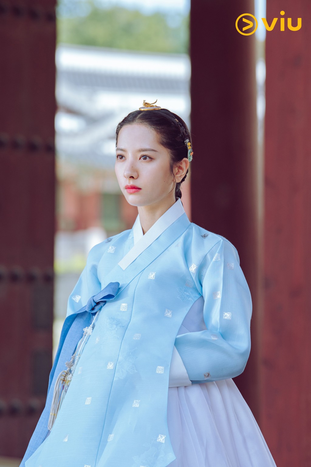 苞娜飾演隱藏身份的知性公主「妍珠」。