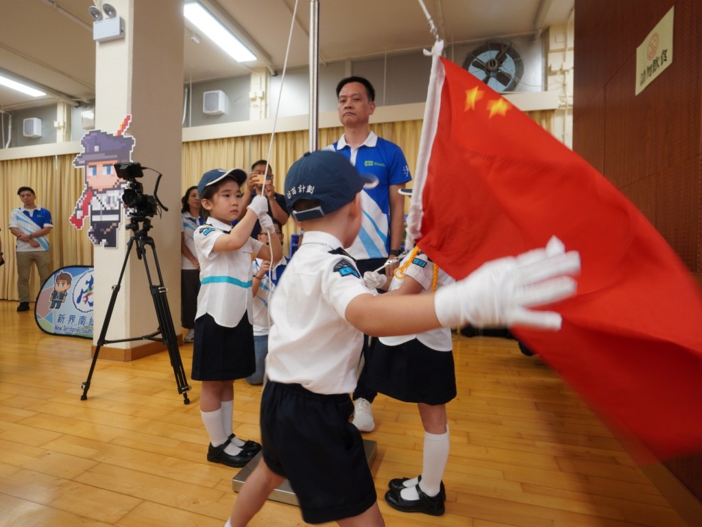 幼稚園升旗隊進行升旗禮。