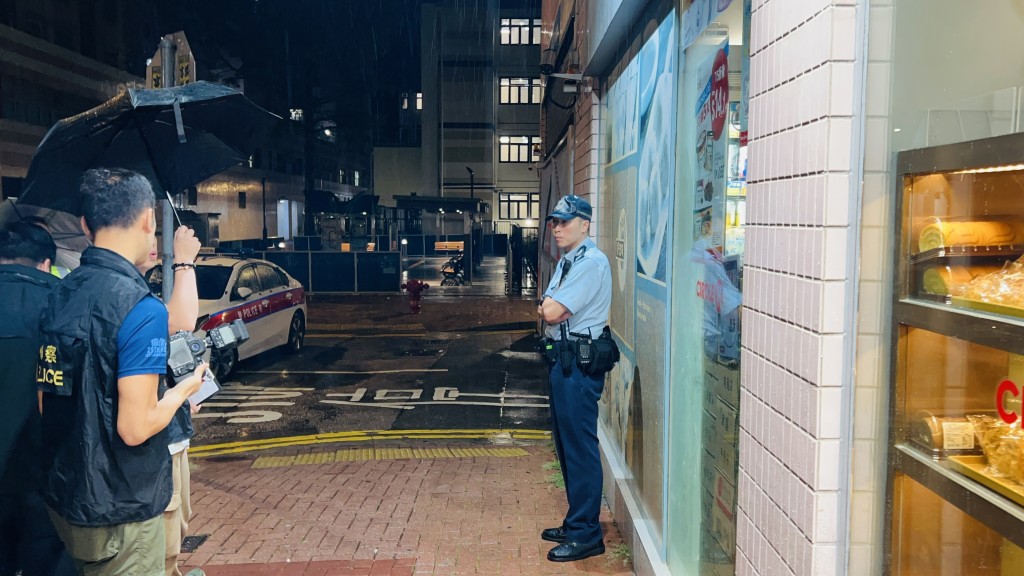 南亞賊持刀劫便利店。 南亞賊持刀劫便利店。