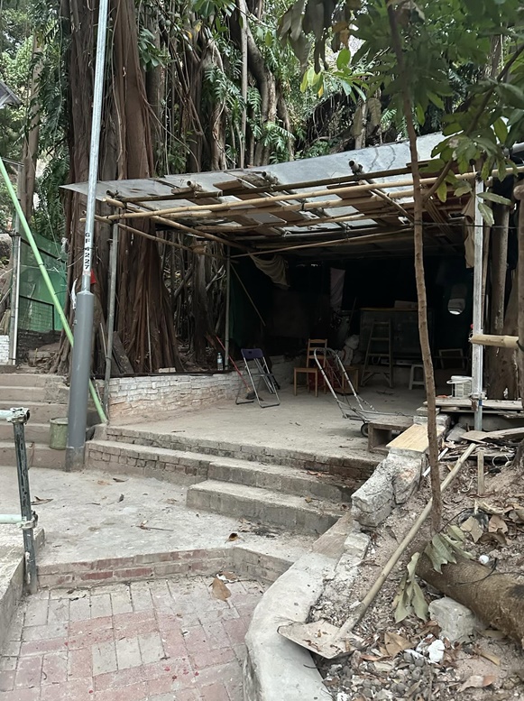主教山僭建問題嚴重,地政署近日派員執法清理部分雜物。Threads圖片 主教山僭建問題嚴重,地政署近日派員執法清理部分雜物。Threads圖片