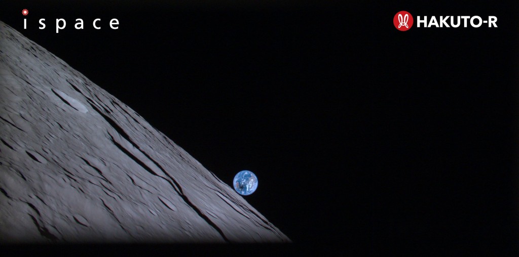 ispace周一發布4月20日M1 登月艙從月球高空100公里處拍攝的月球表面與地球照片。 Twitter