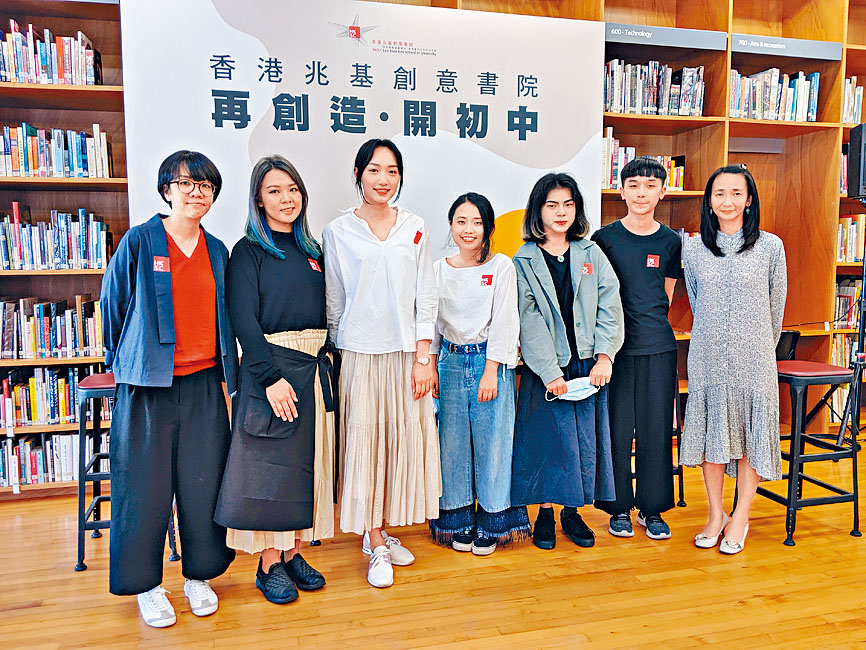 兆基創意書院以「再創造,開初中」為題,宣布來年增辦初中,副校長蔡芷筠(左一)昨與一眾舊生和在讀學生分享校園學習經歷。